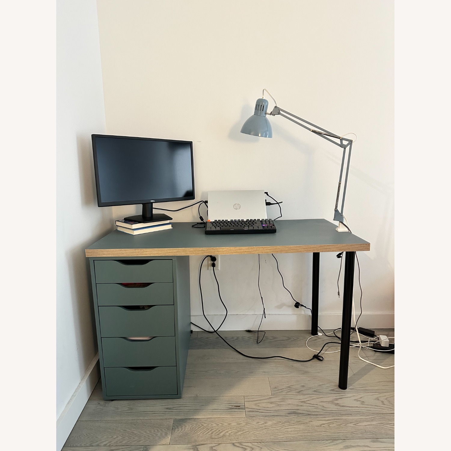 IKEA LAGKAPTEN Desk - image-1