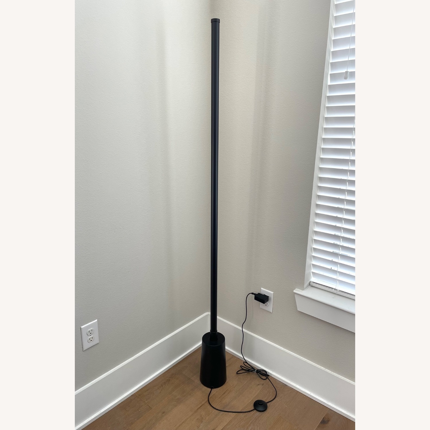 IKEA LEDフロアランプ OBEGRANSAD IKEA OBEGRÄNSAD LED Floor Lamp - Black - AptDeco
