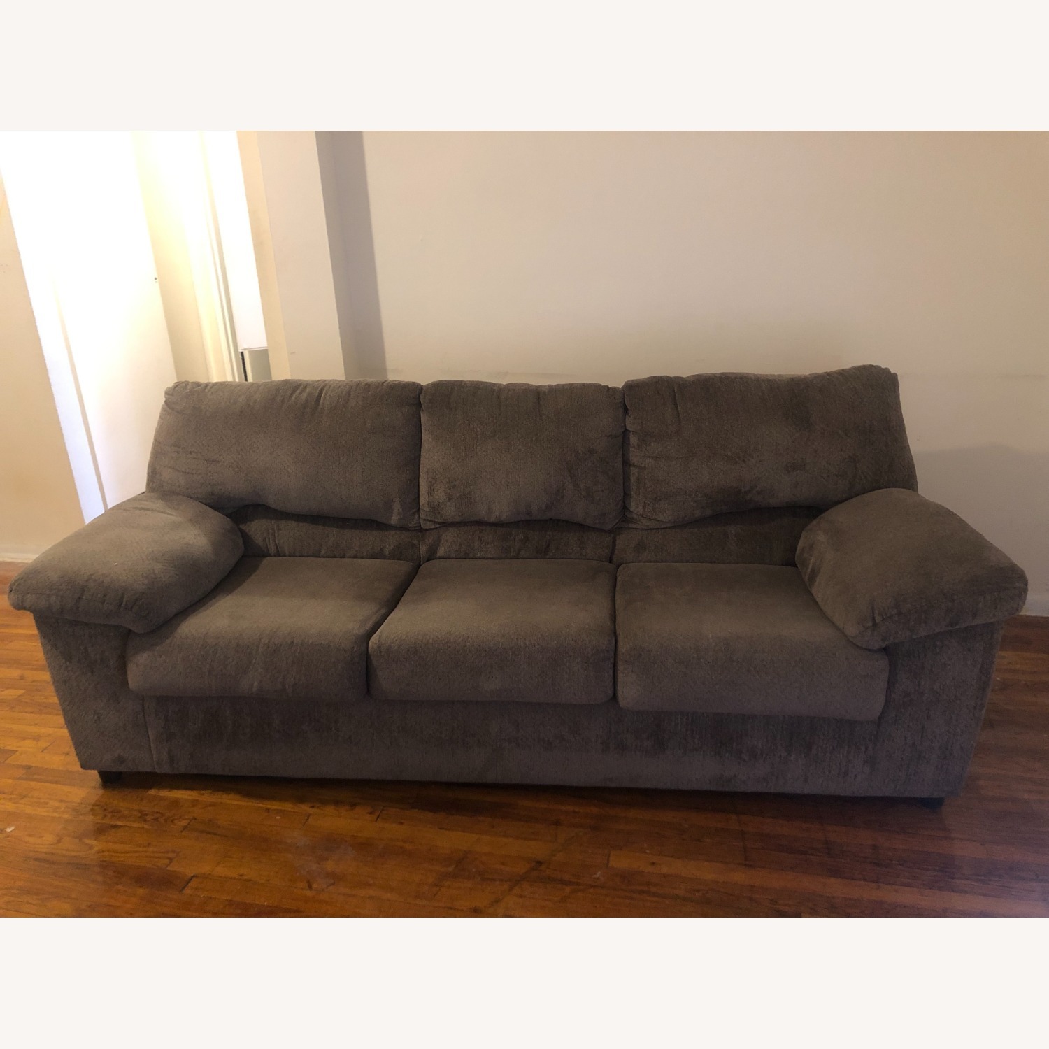  Homey Couch - image-1