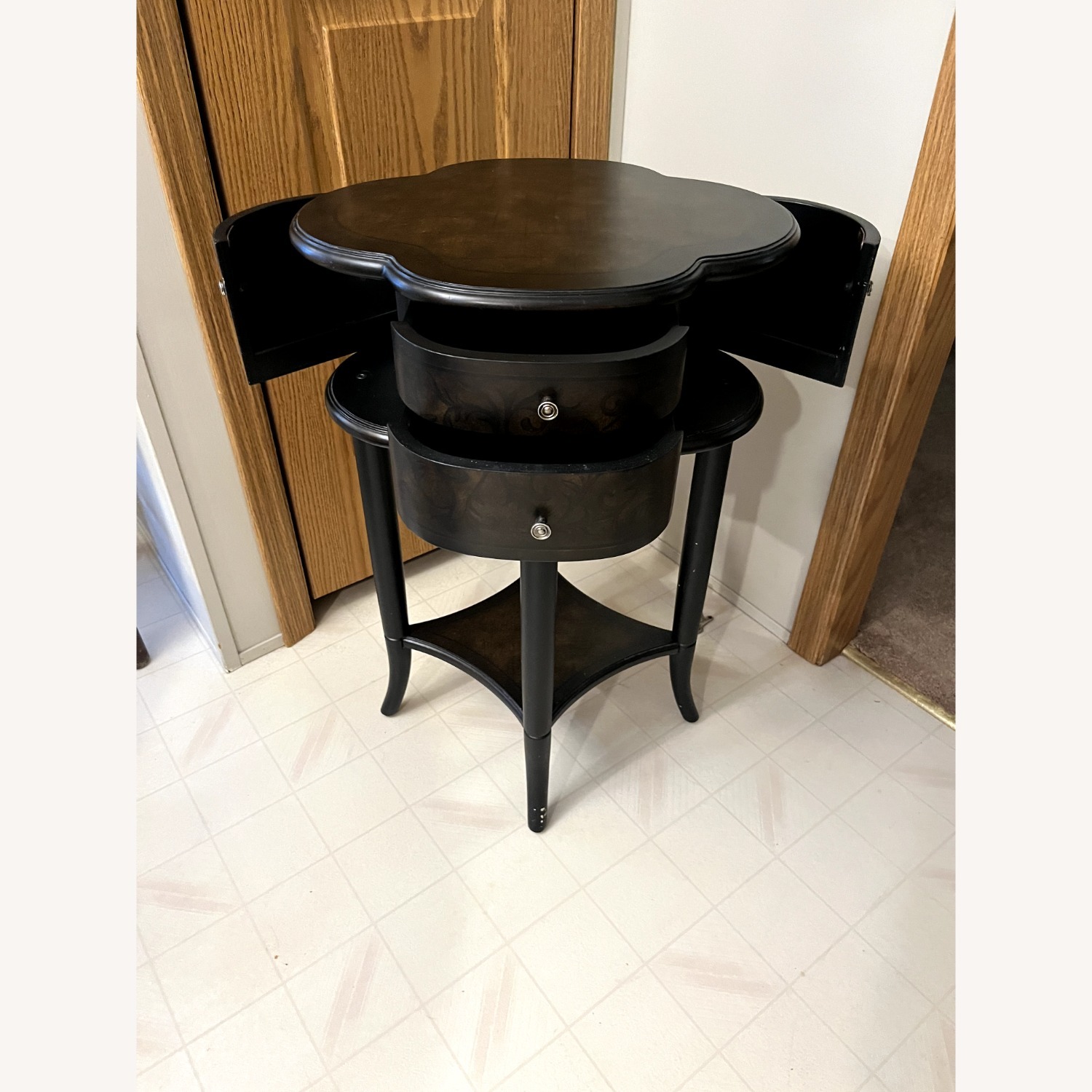 Bombay Company 2005 Entry Table - image-3