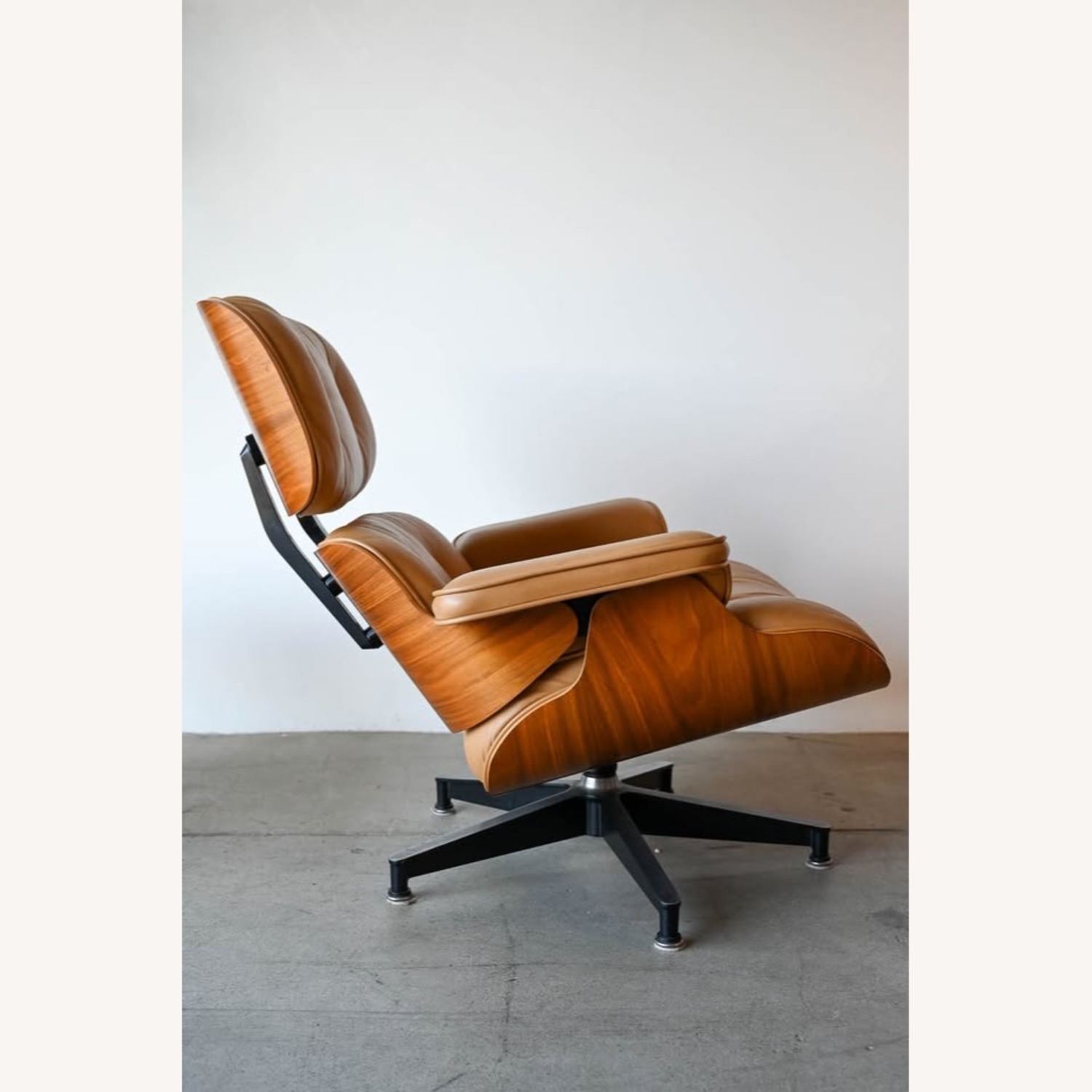 Herman Miller Eames 670/671 Lounge Chair & Ottoman - image-2