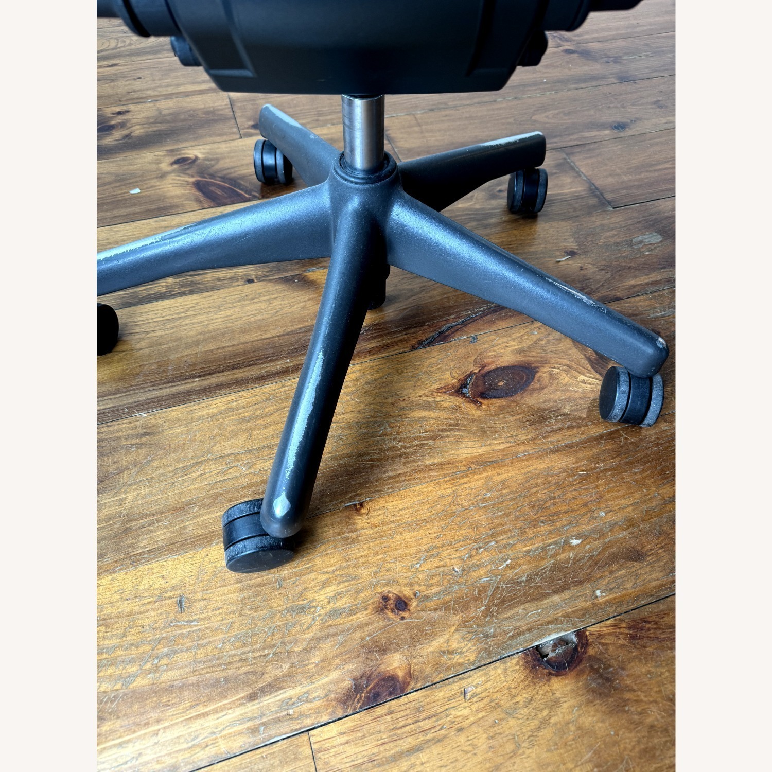 Herman Miller Aeron Office Chair - image-4