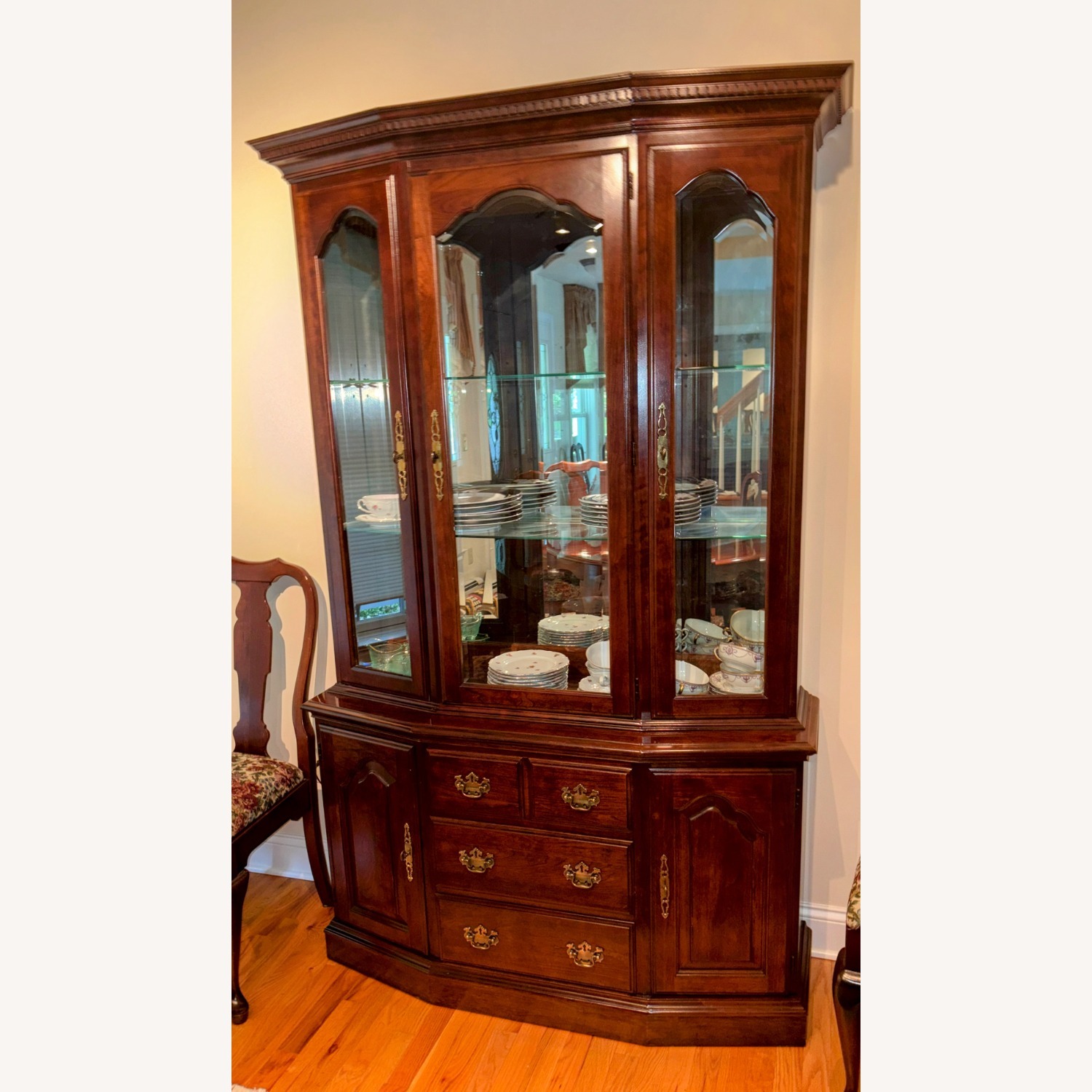 Hutch with Glass Shelves and Built-in lighting - image-3