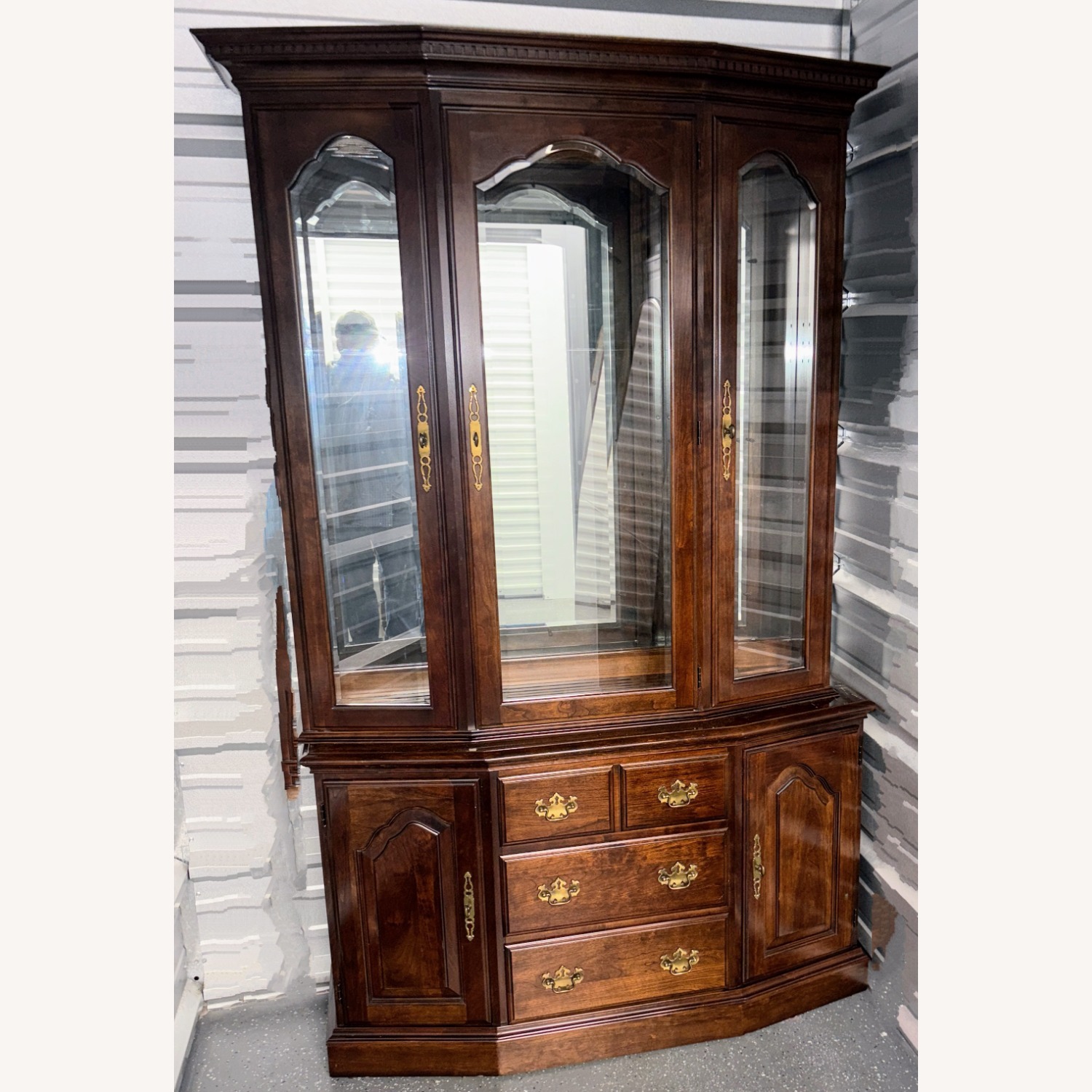 Hutch with Glass Shelves and Built-in lighting - image-2