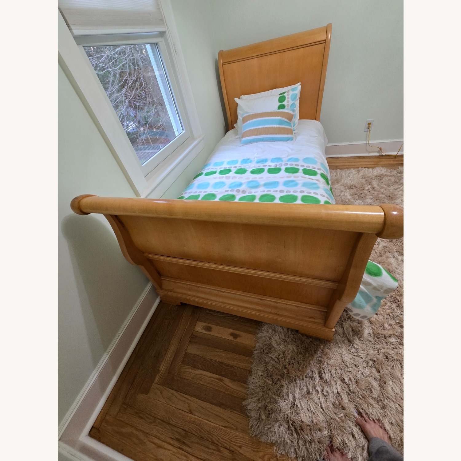Twin Sleigh Bed in Honey - image-4