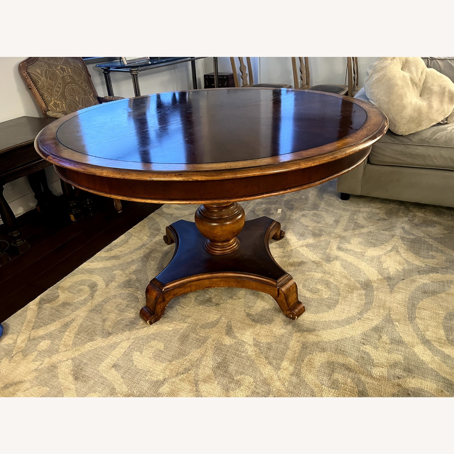 Round Table 5 Chairs - image-3