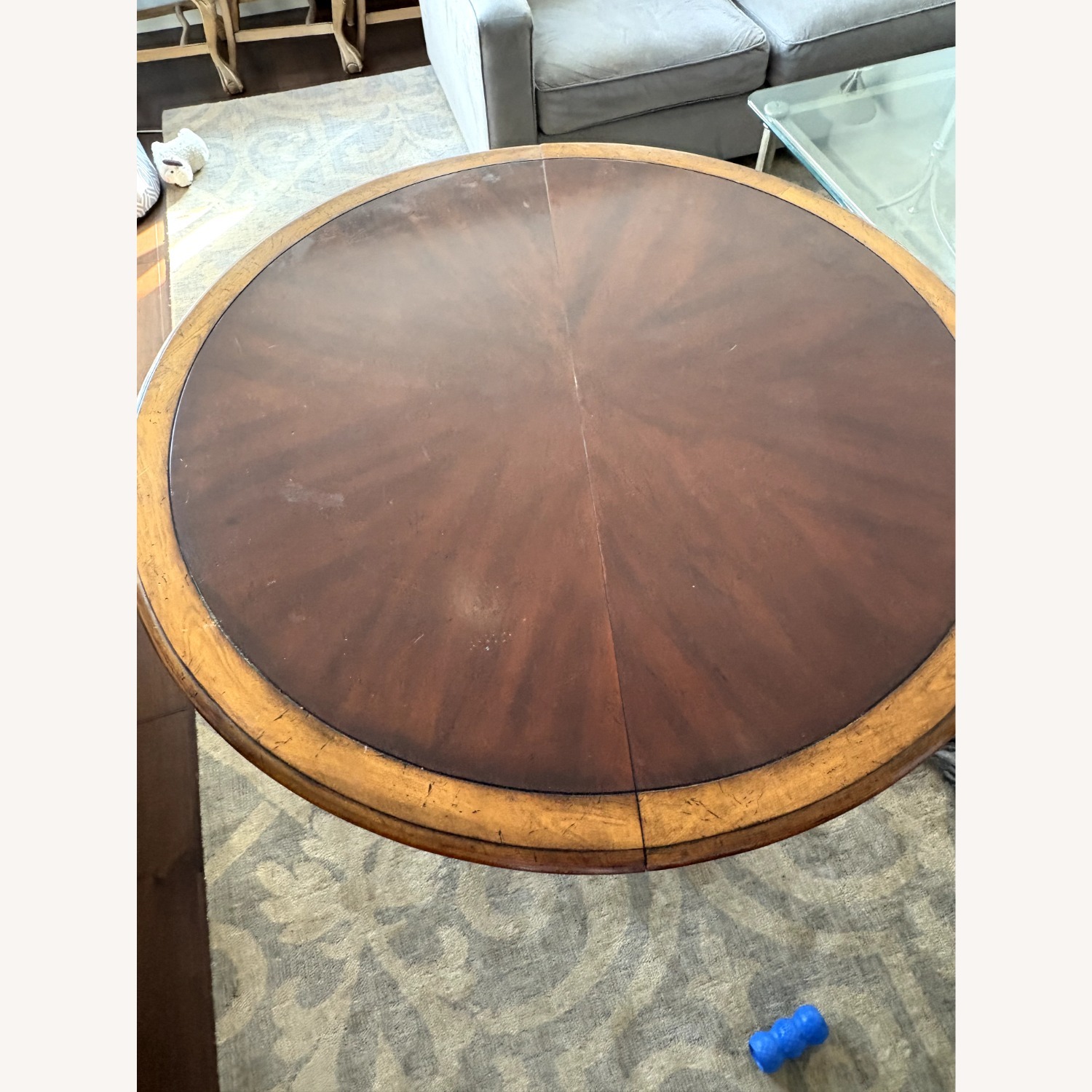 Round Table 5 Chairs - image-1