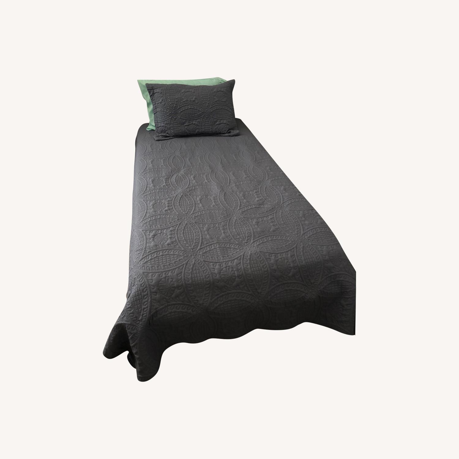 Vecelo Twin Bed  - image-0