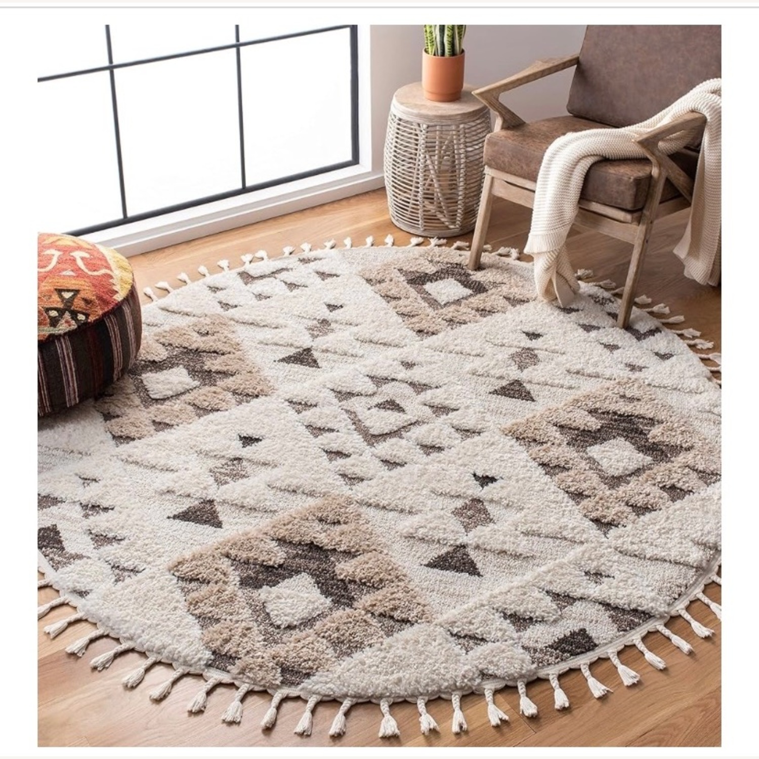 Safavieh 8’ Circle Rug - image-1