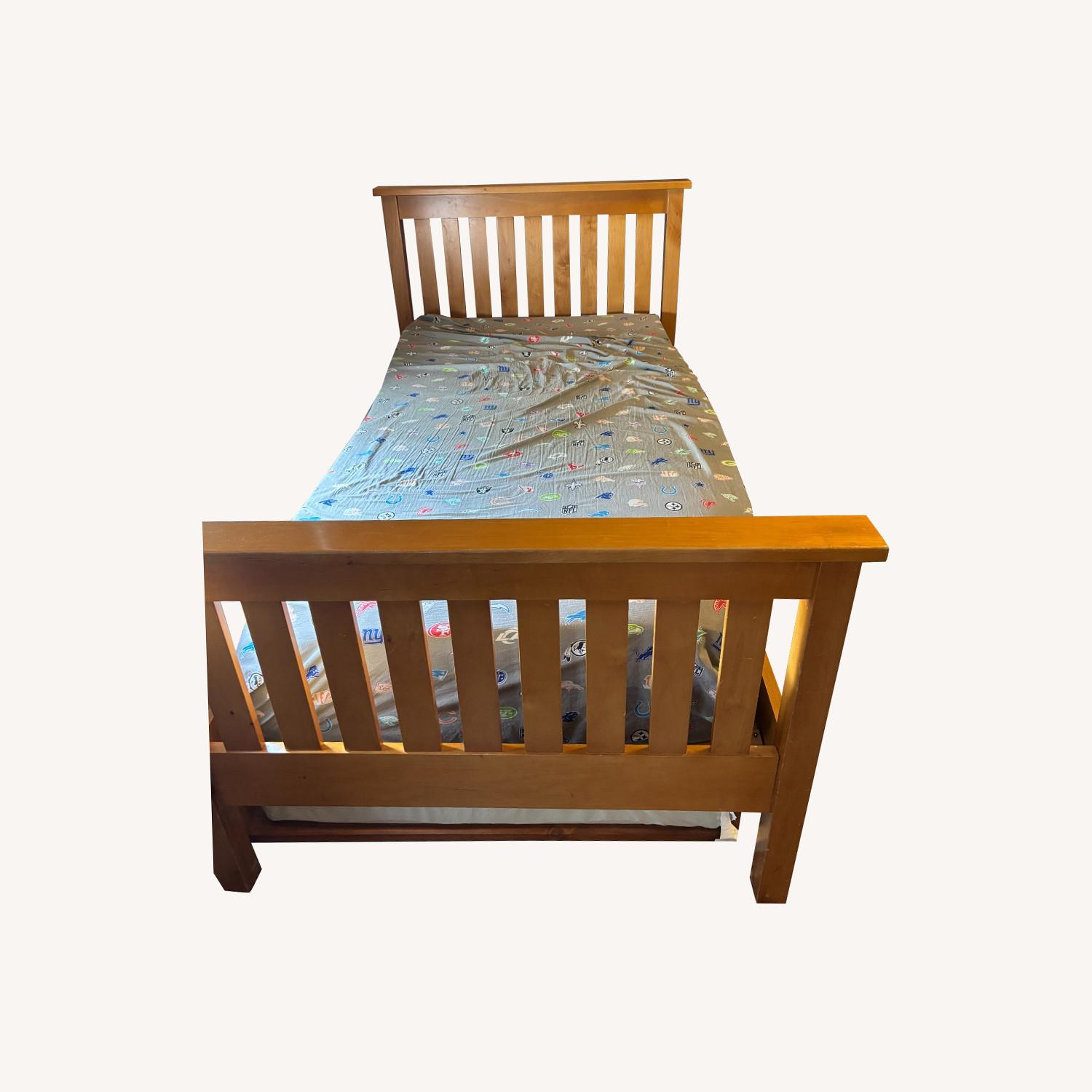 2 Twin Beds - image-0