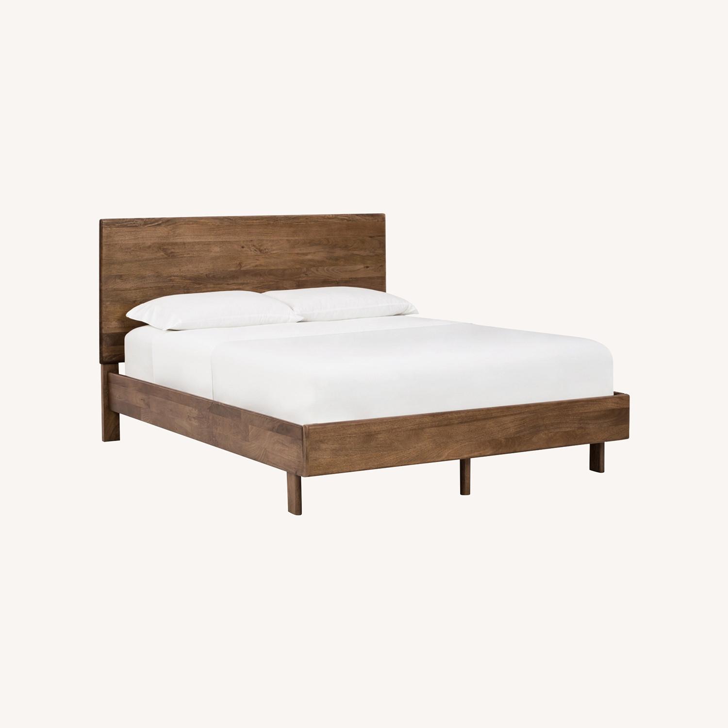 Isanti Queen Panel Bed - image-0