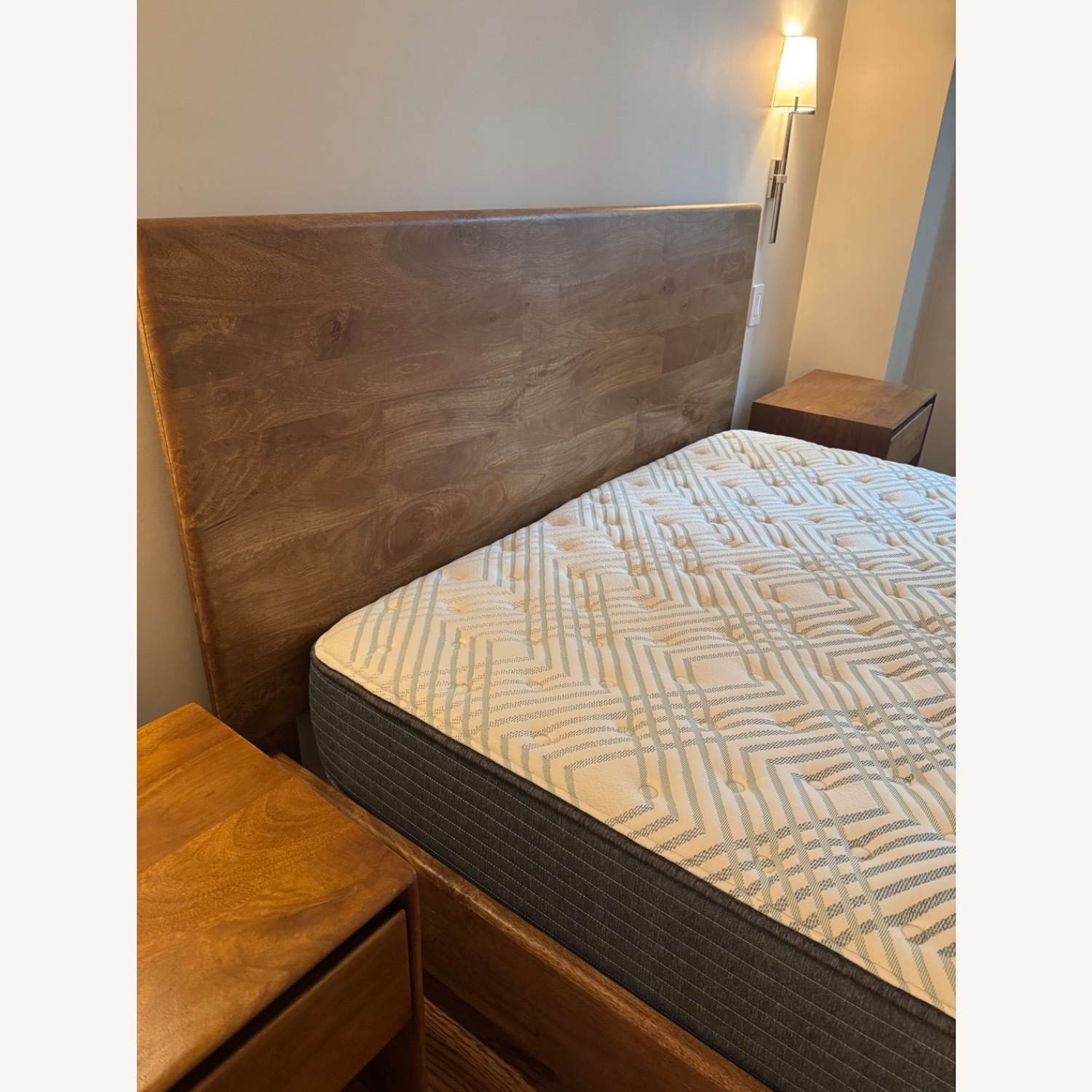 Isanti Queen Panel Bed - image-1