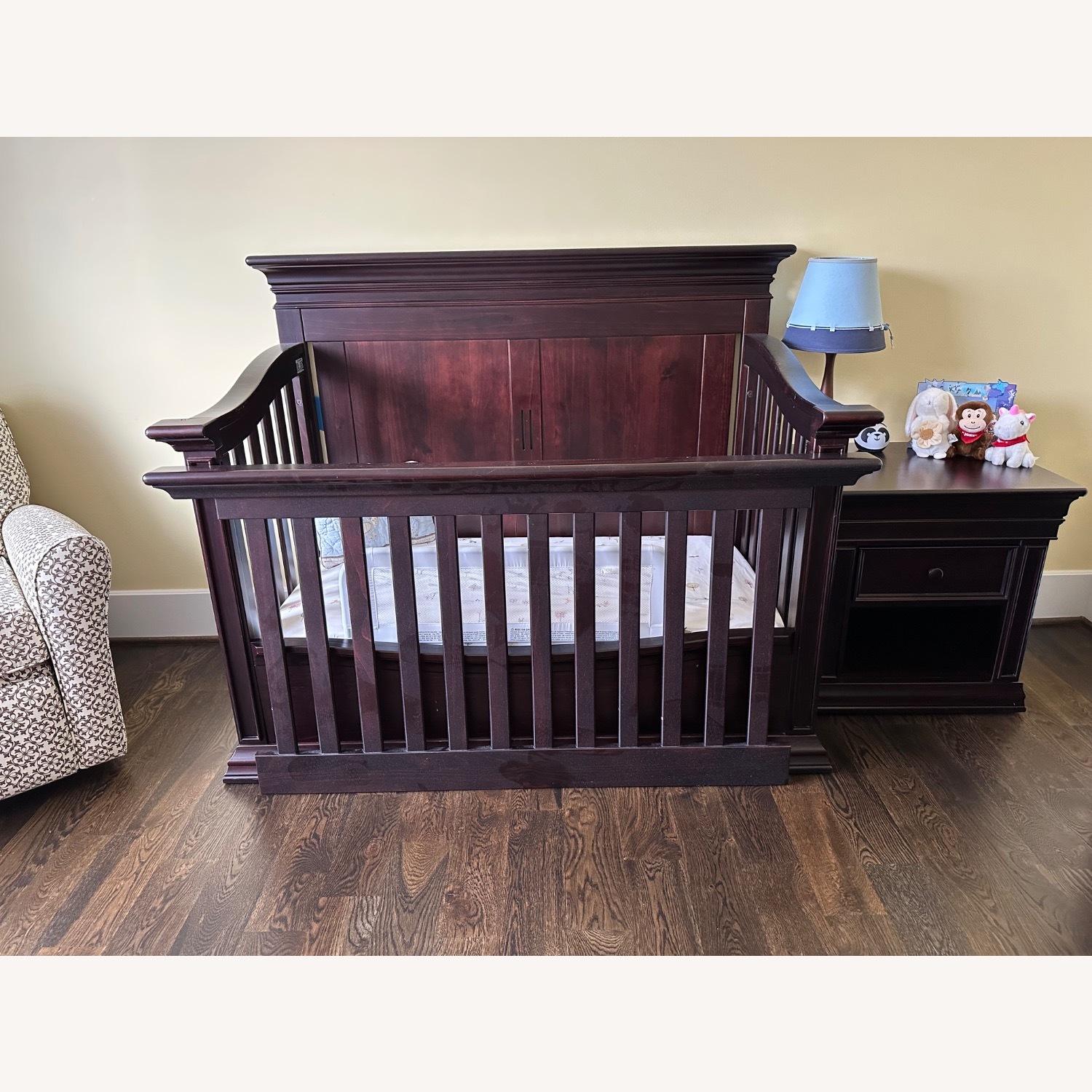 Elegant Convertible Baby Crib - image-2