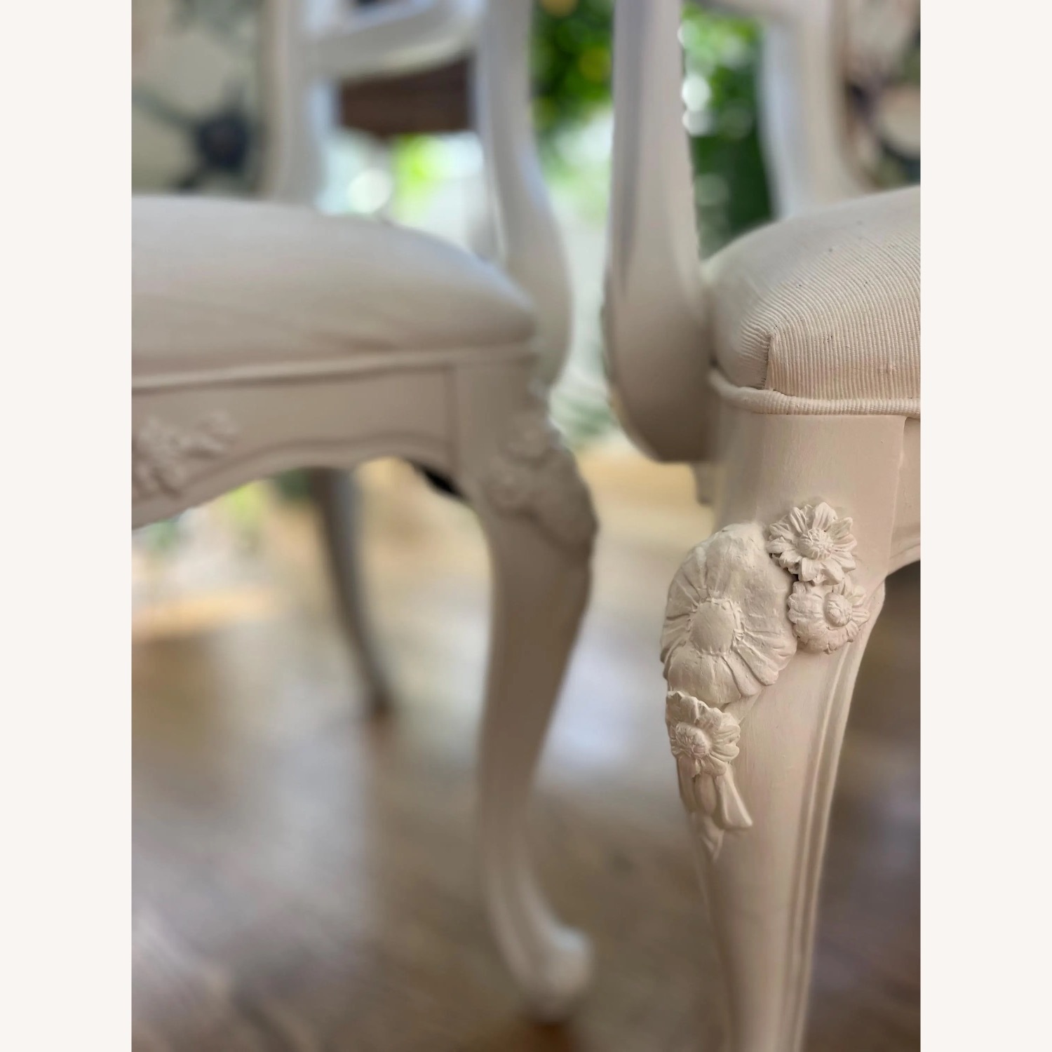 Elegant Vintage Seating - image-2