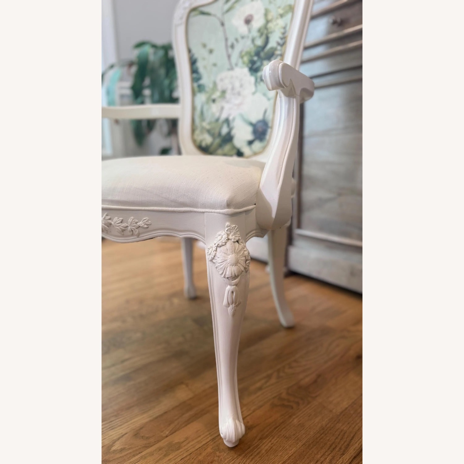 Elegant Vintage Seating - image-4