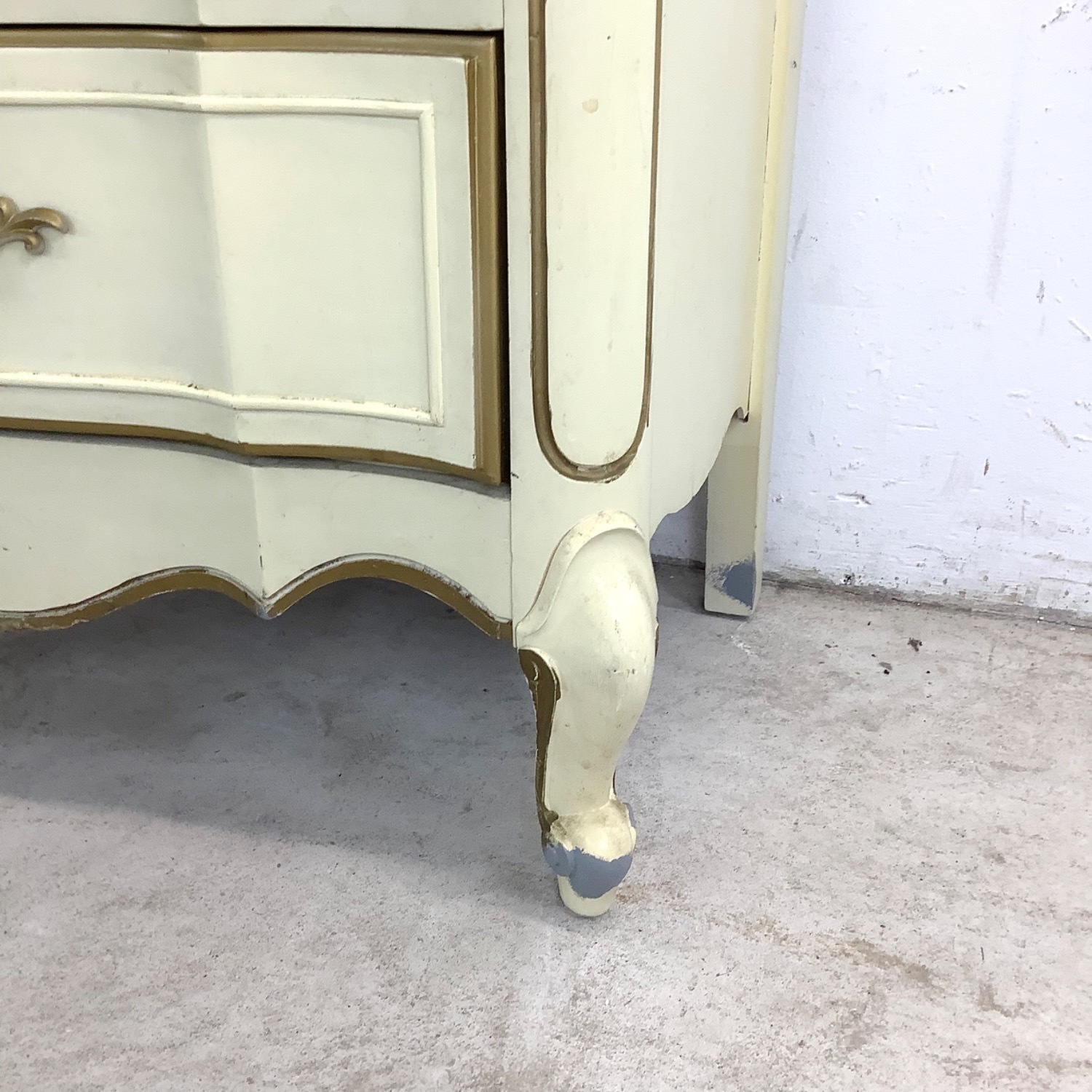 Vintage Provincial Chest of Drawers - image-17