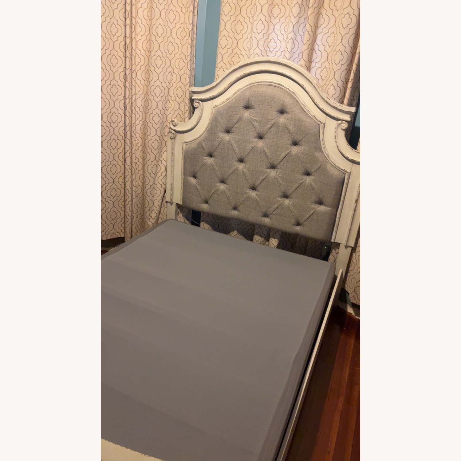 Realyn Upholstered Queen Bed - image-2