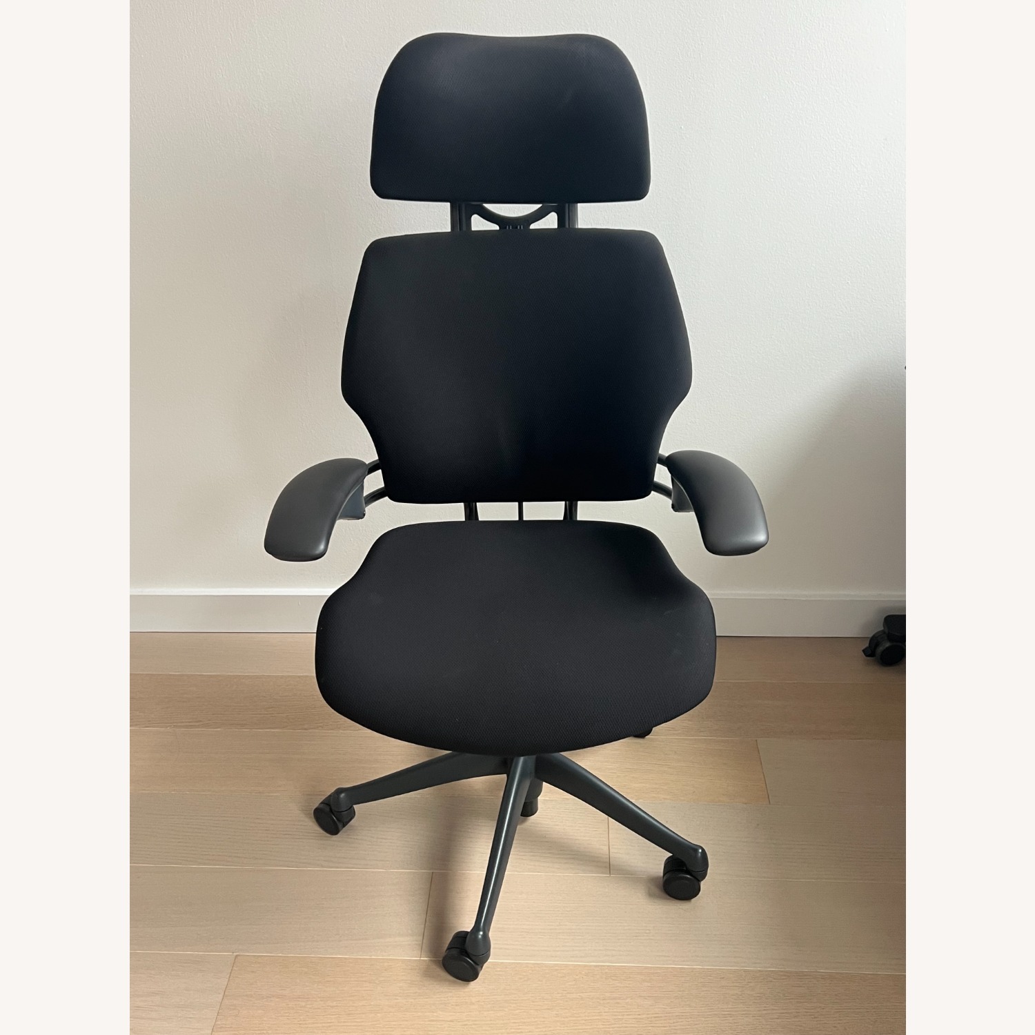 Humanscale Freedom Chair with Headrest - image-1
