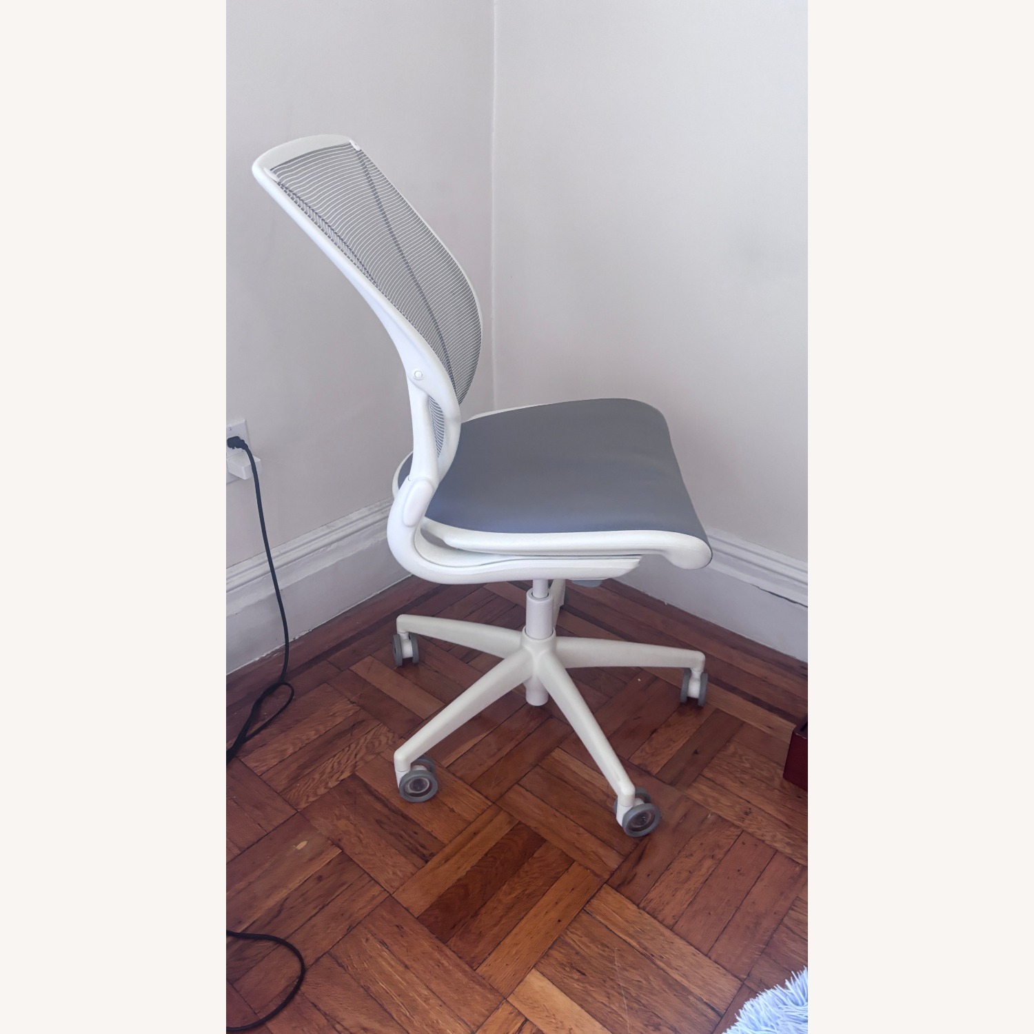 Humanscale Diffrient World Task Chair - image-1