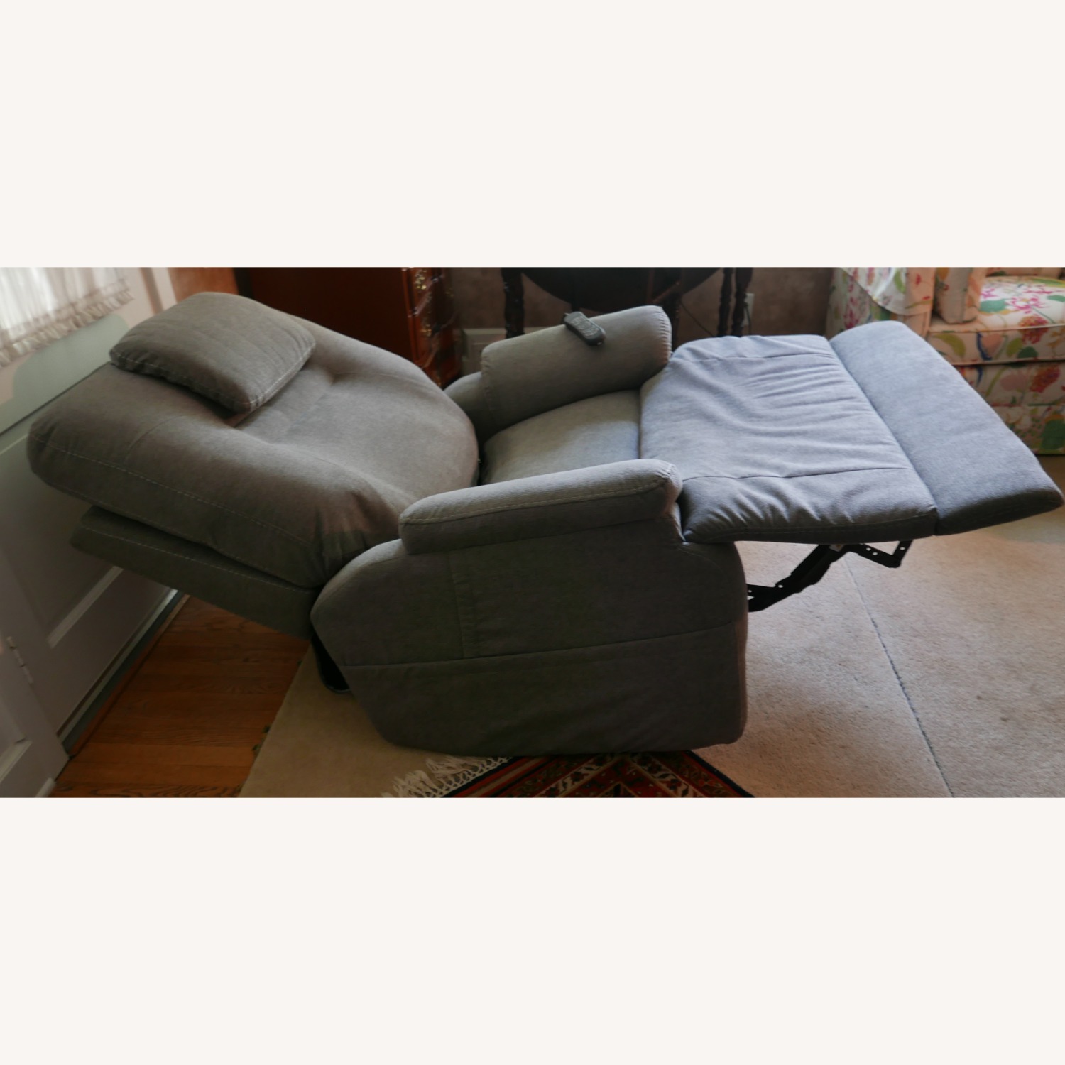 Raymour & Flanigan Zion Power-Lift Recliner - image-7
