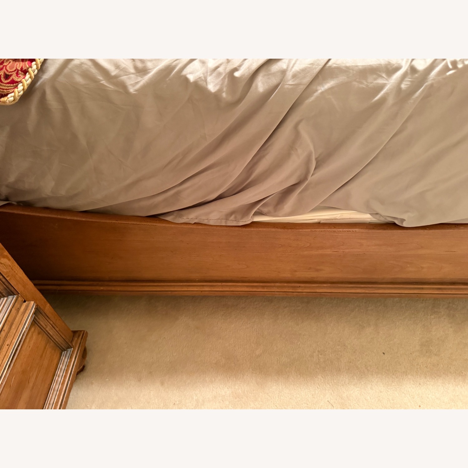 Ethan Allen New Country Queen Sleigh Bed - image-4