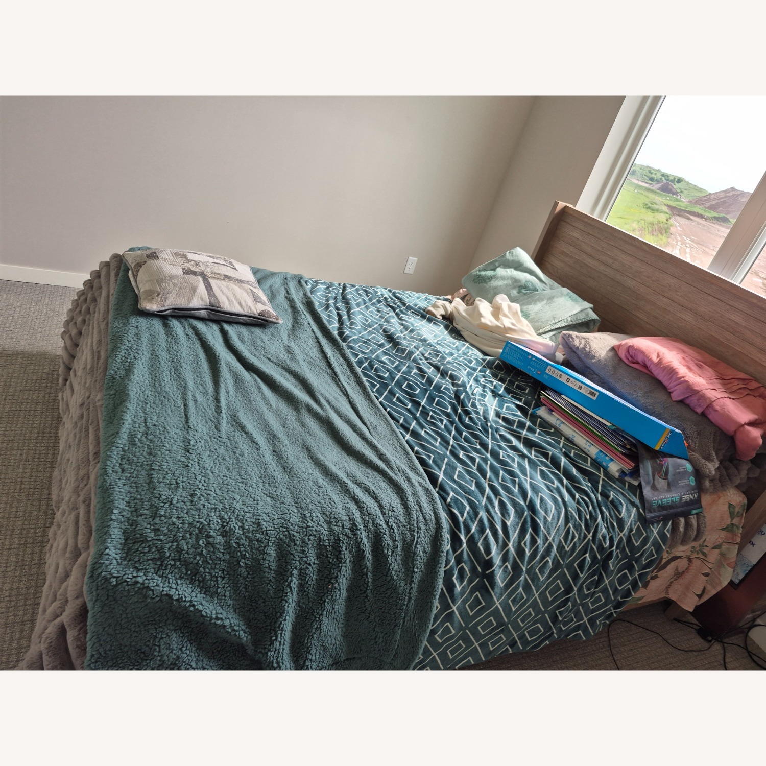 Arbor Lakes Queen Bed - image-3