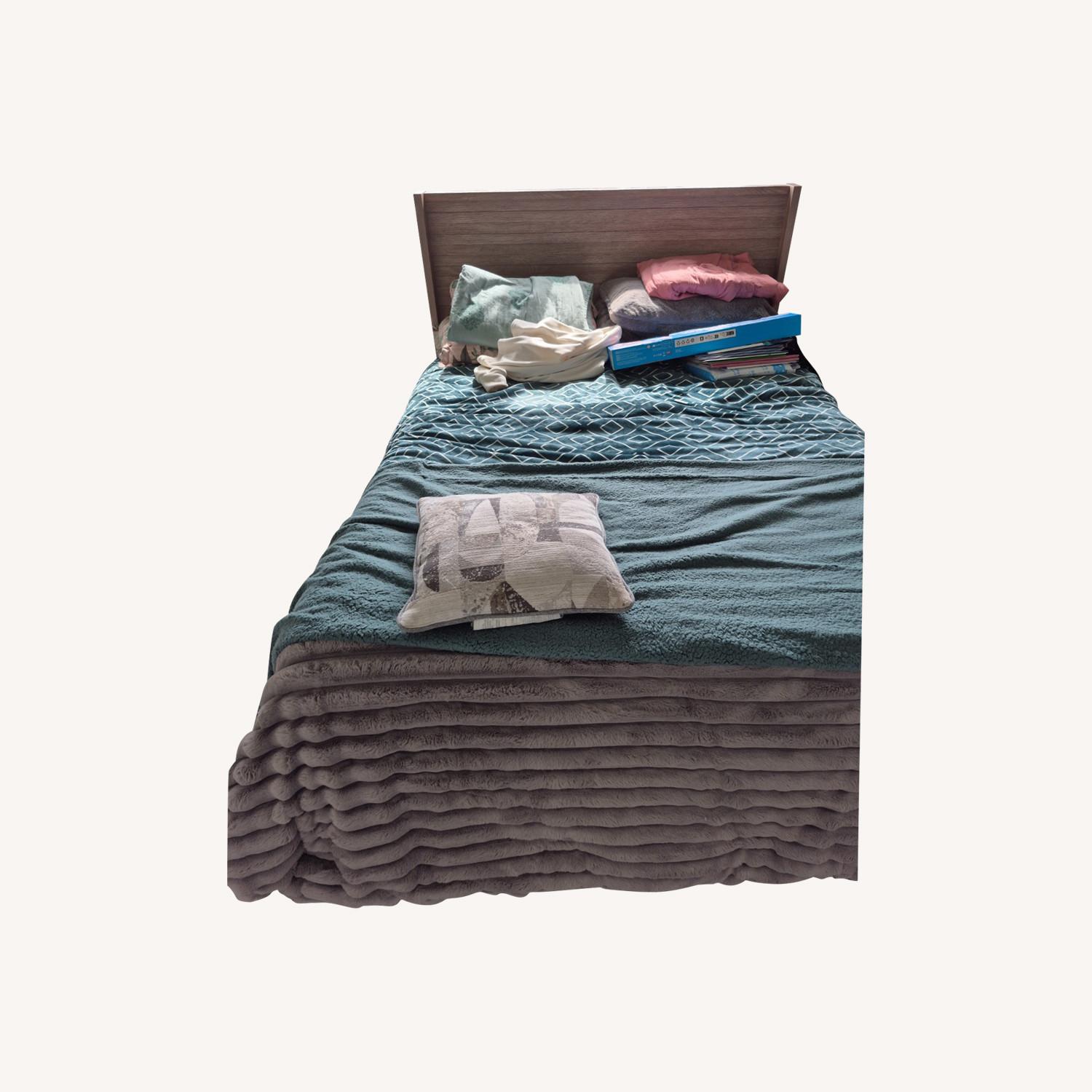 Arbor Lakes Queen Bed - image-0