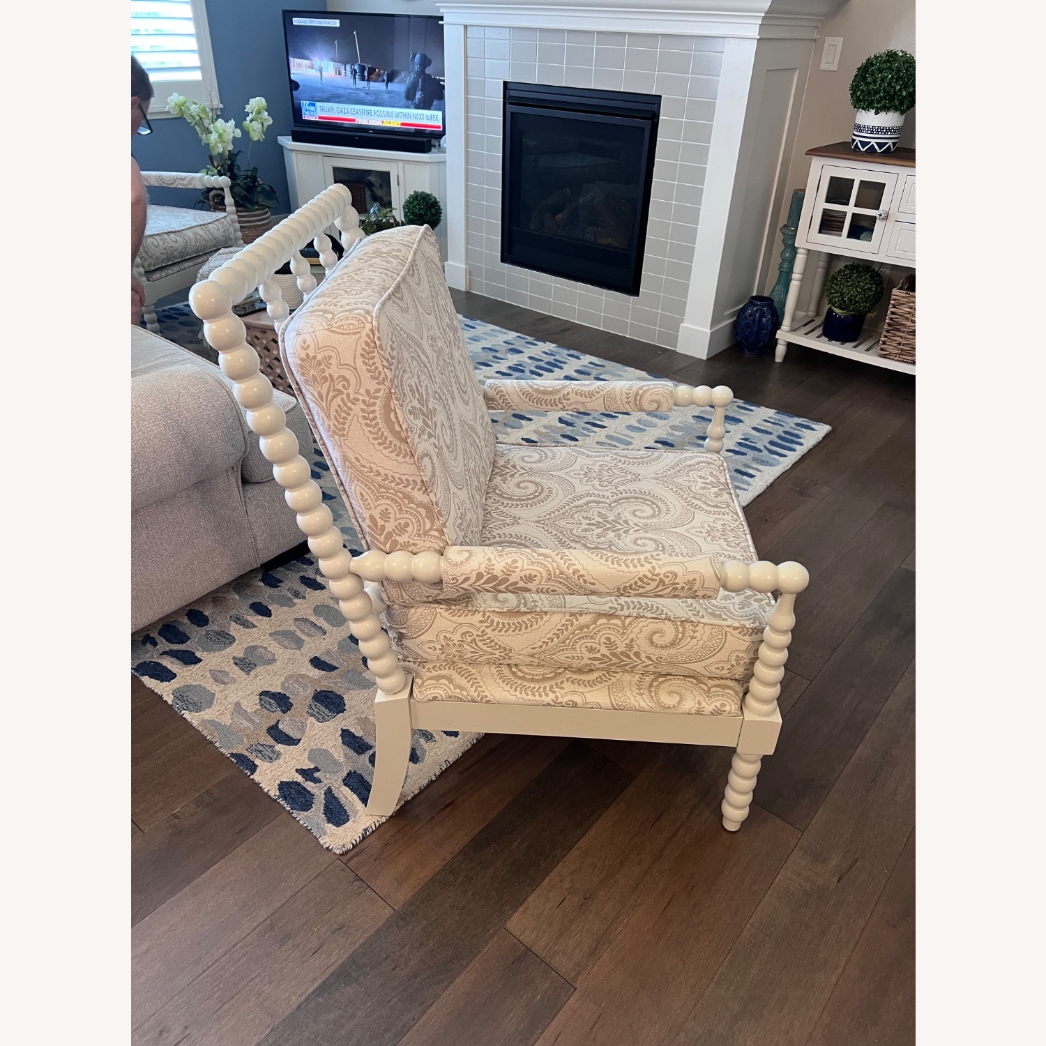 2 Spindle Accent Chairs White Cushions - image-3
