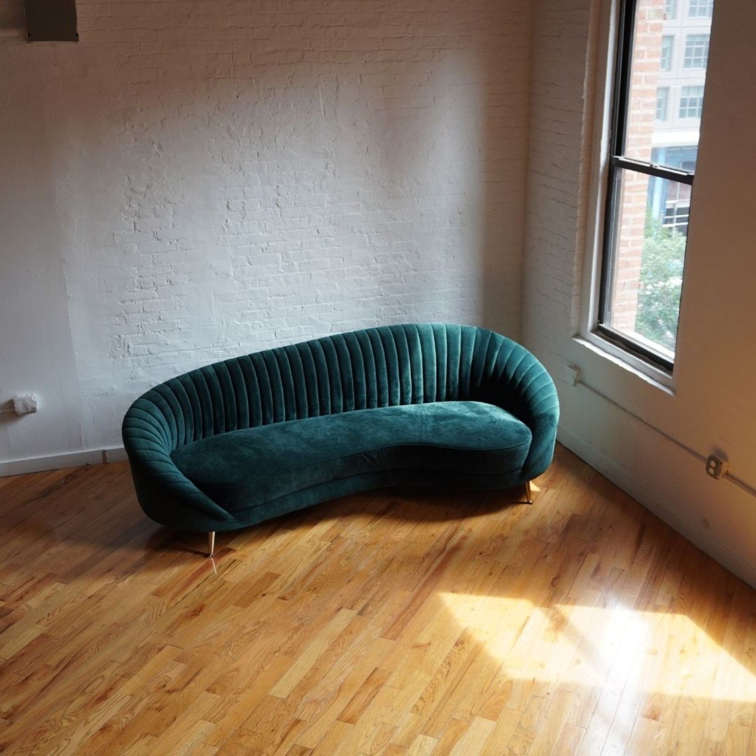 Curved Retro Modern Sofa in Evergreen Velvet - image-4