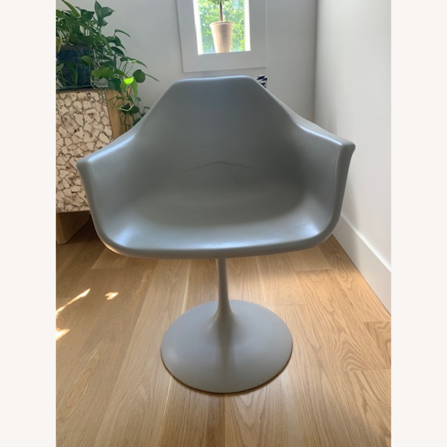 Knoll Saarinen Marble Tulip Dining Set - image-3