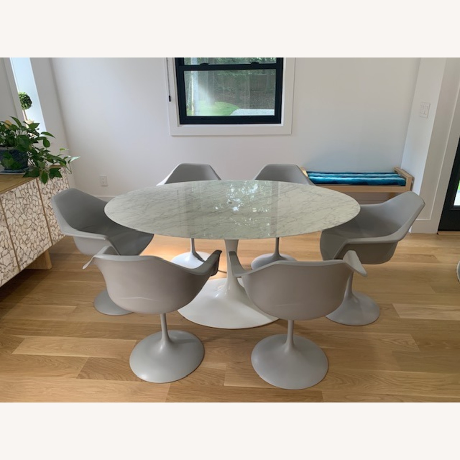 Knoll Saarinen Marble Tulip Dining Set - image-2