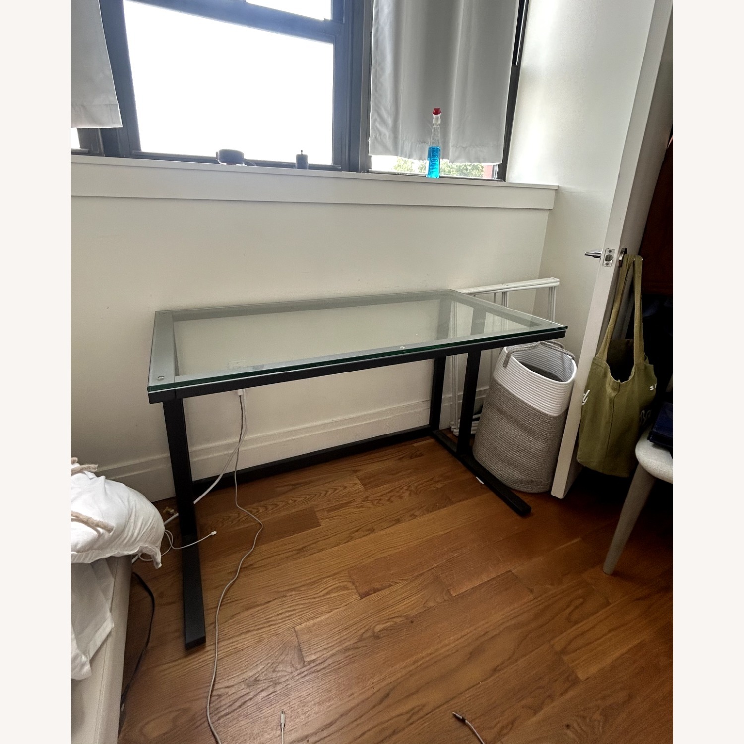 Crate & Barrel ガラス デスク Pilsen Graphite Corner Desk with Glass Top + Reviews | Crate