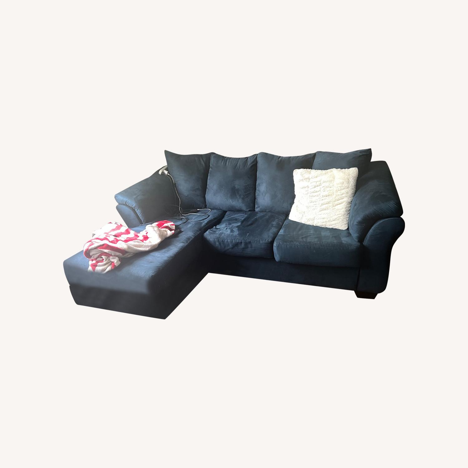 Ashley Furniture 3- Seater Chaise - image-7