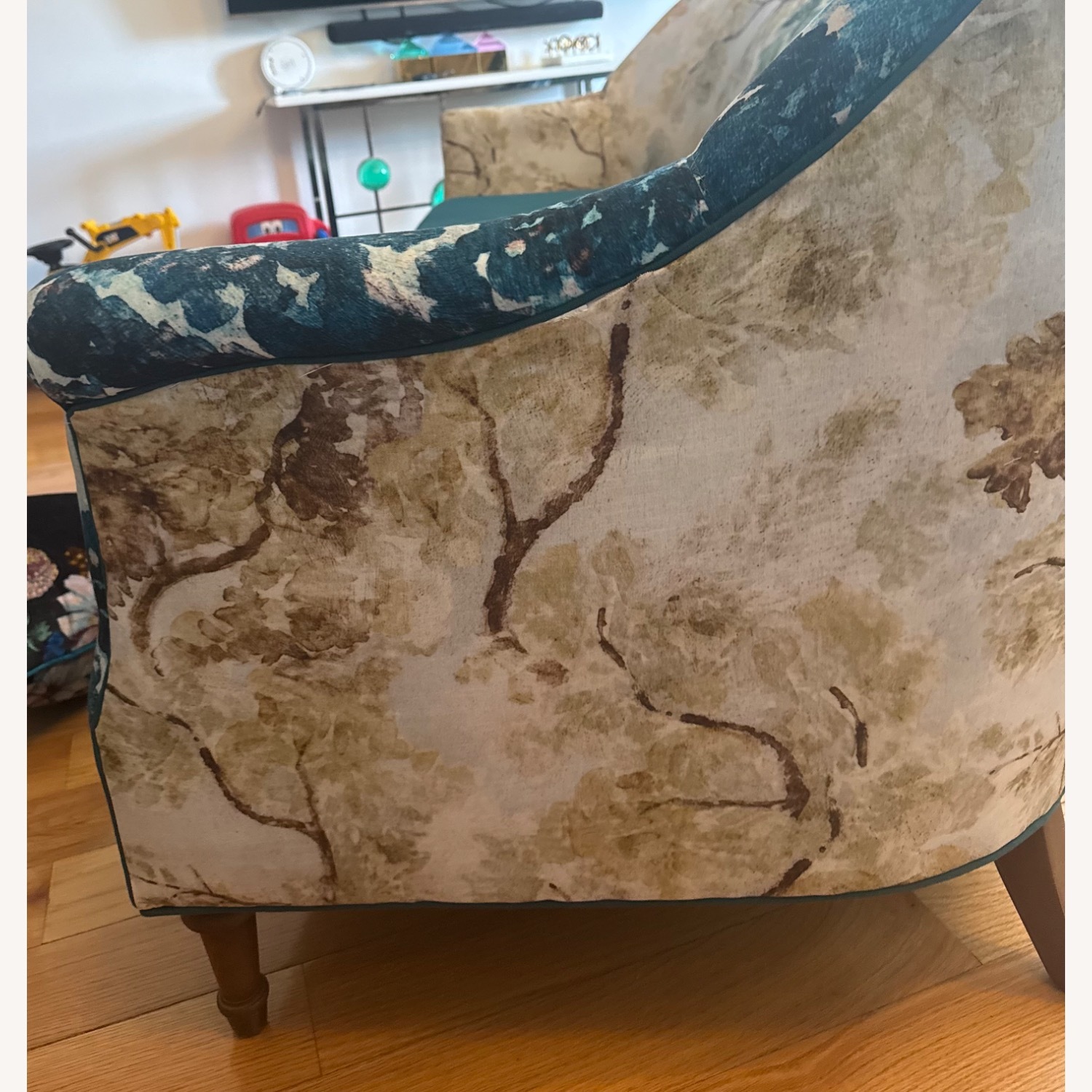 Judarn Linen Pied-A-Terre Sofa - image-9