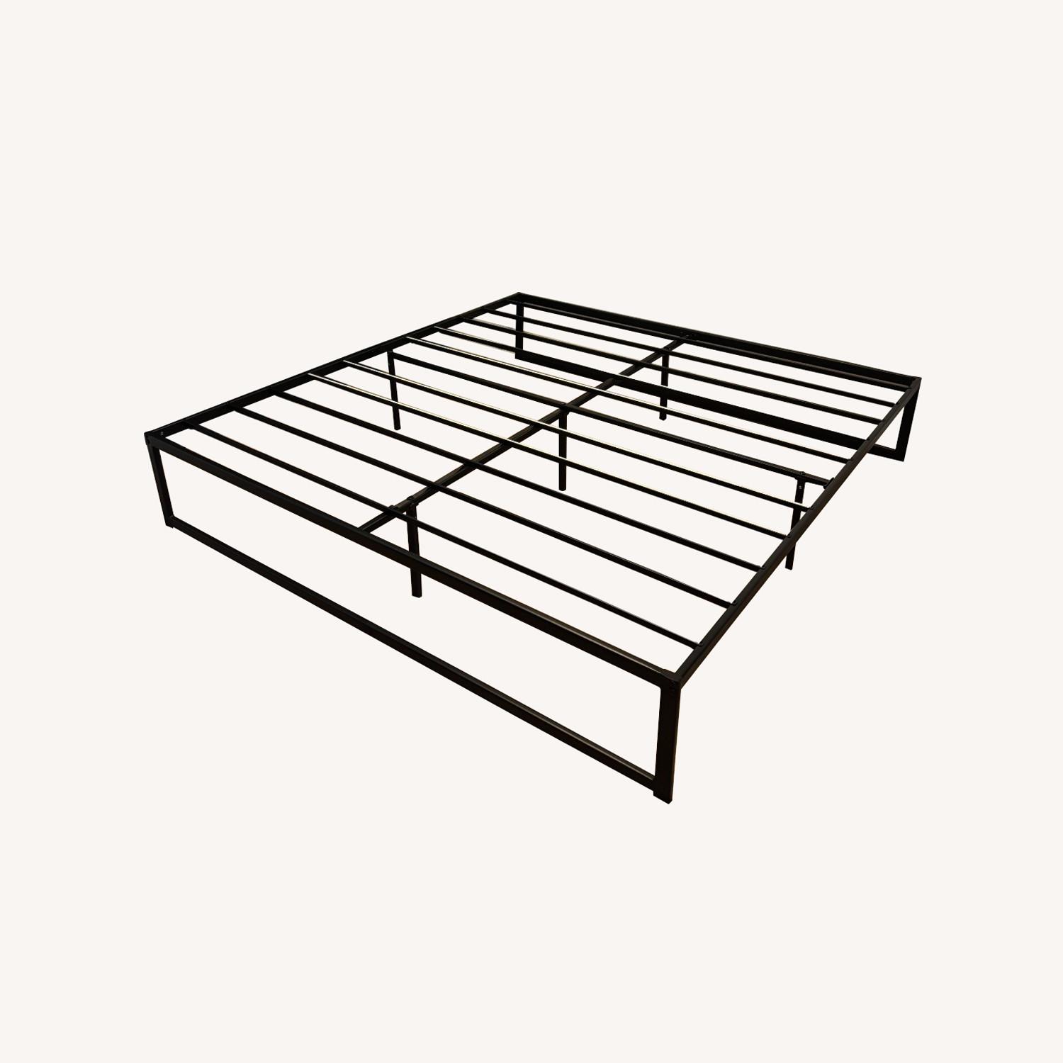 ZINUS Bed frame - image-0