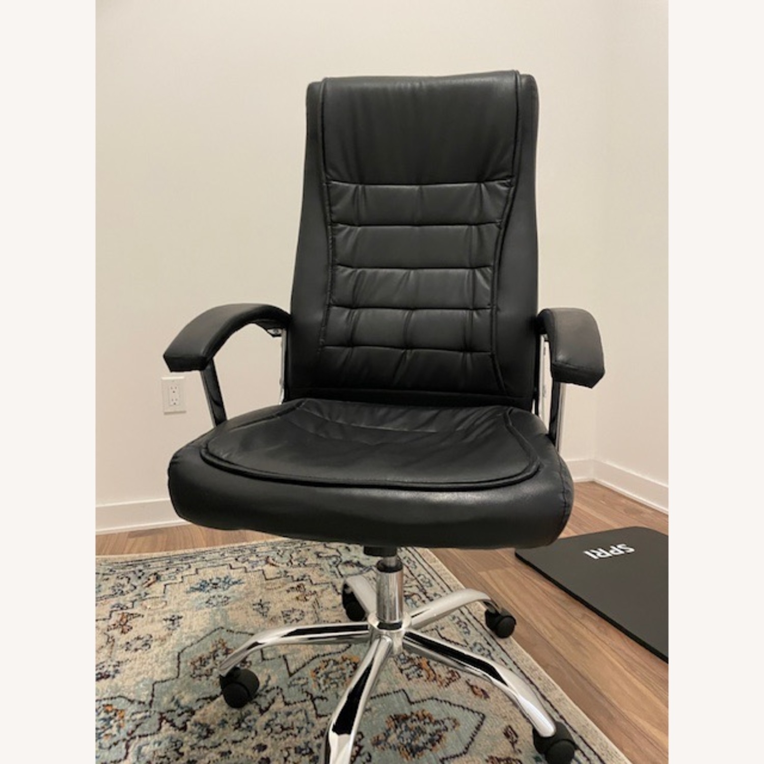 Desk Chair and Desk - image-4