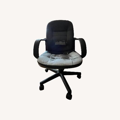 Used Staples Swivel Office Desk Chair for sale on AptDeco
