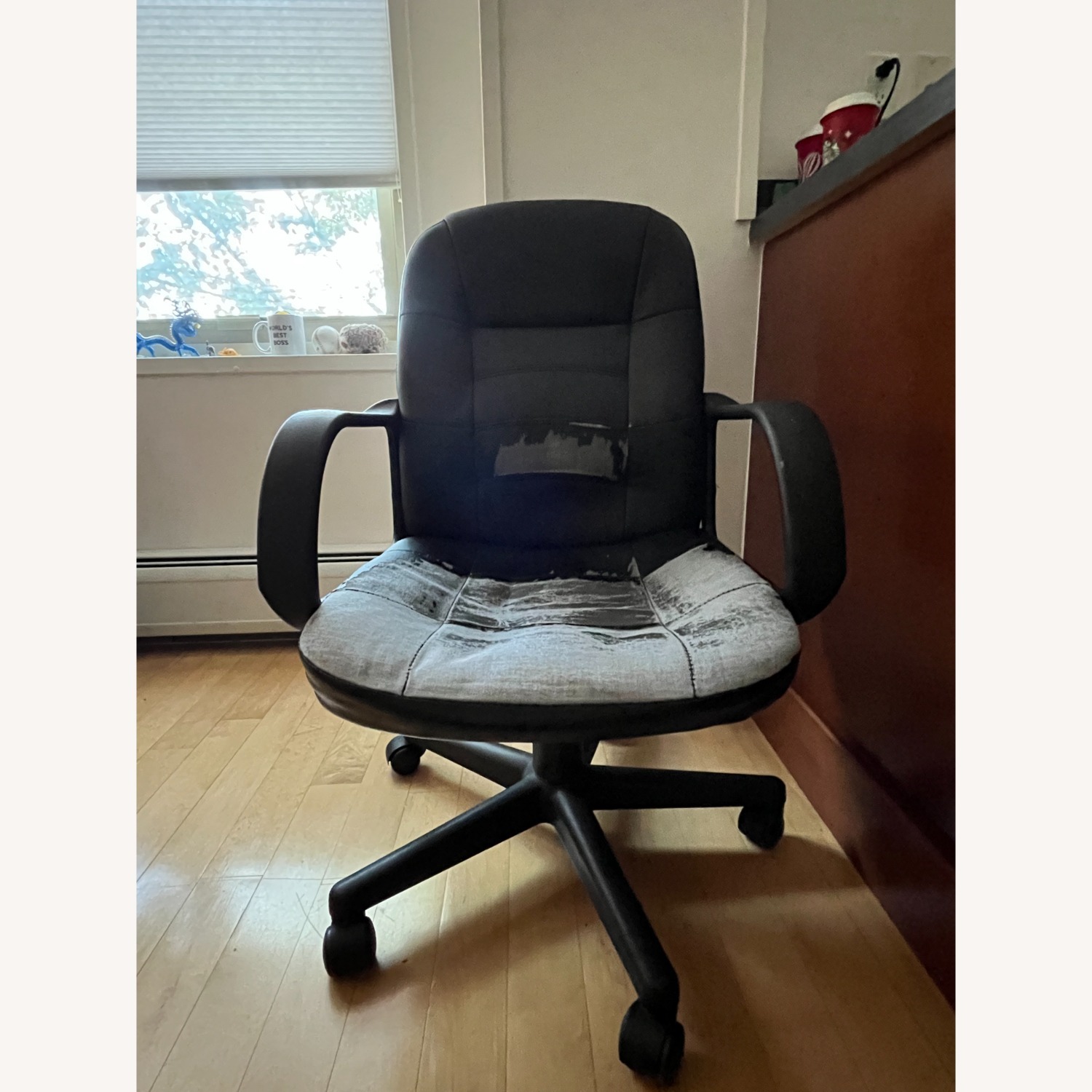 Staples Swivel Office Desk Chair - image-1