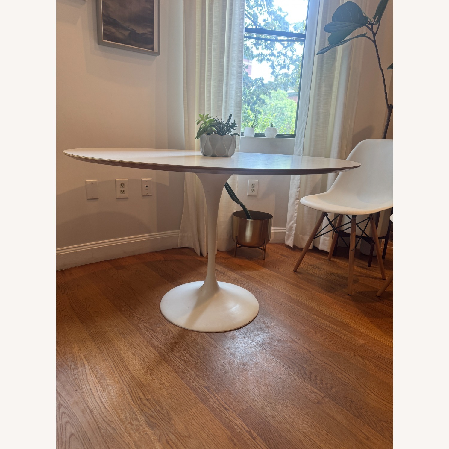 Knoll Saarinen White Tulip Dining Table 47" - image-2