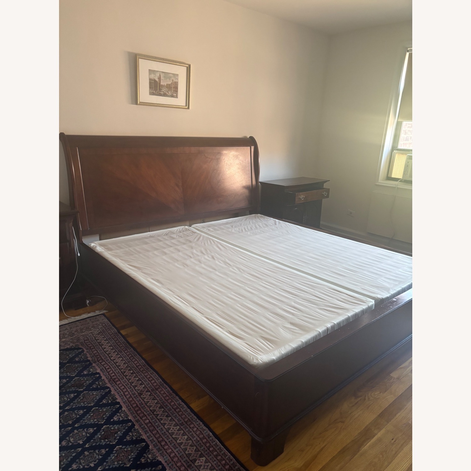 Raymour & Flanigan King Sleigh Bed - image-8