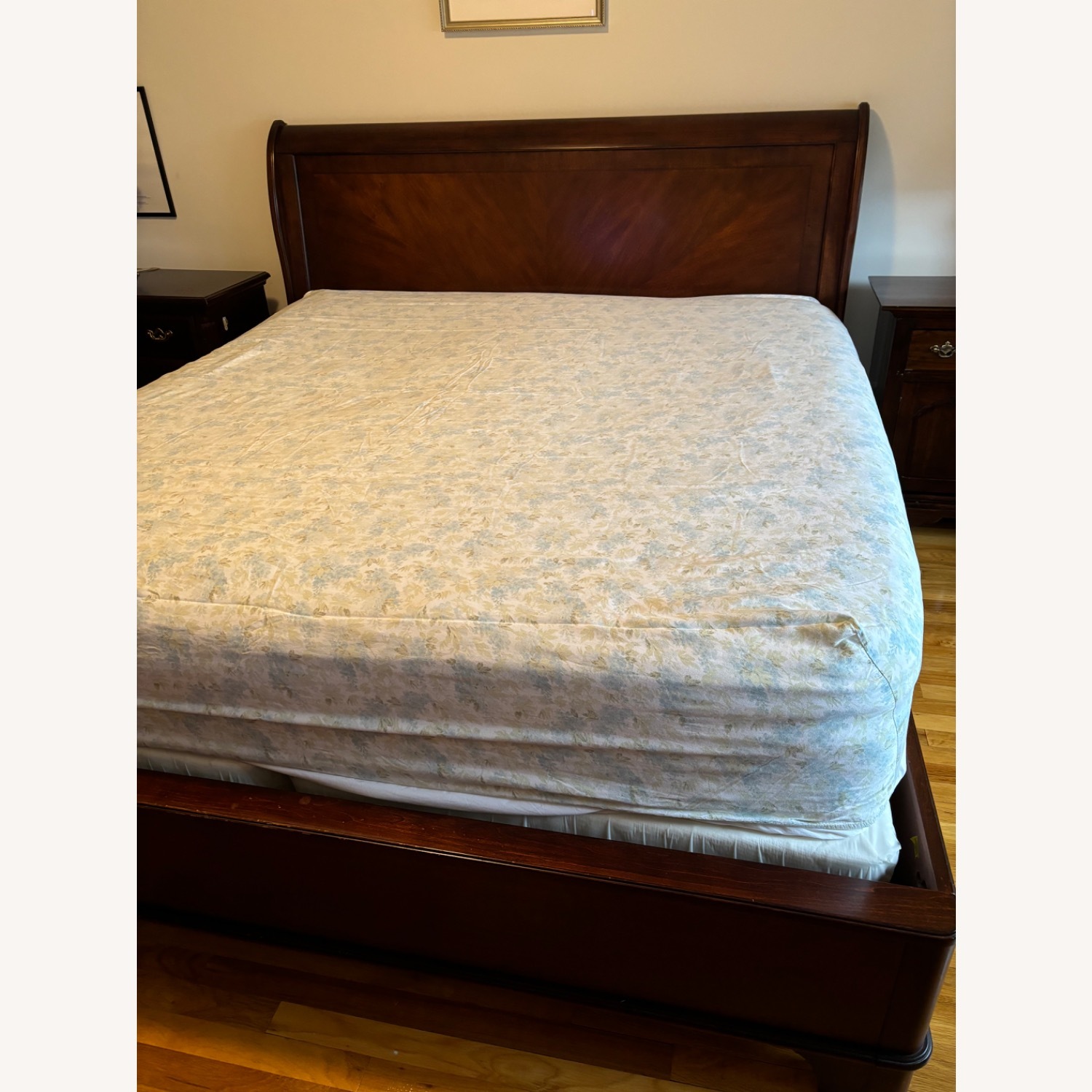 Raymour & Flanigan King Sleigh Bed - image-2