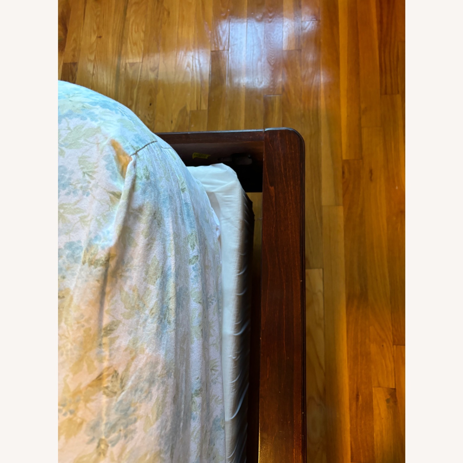 Raymour & Flanigan King Sleigh Bed - image-6