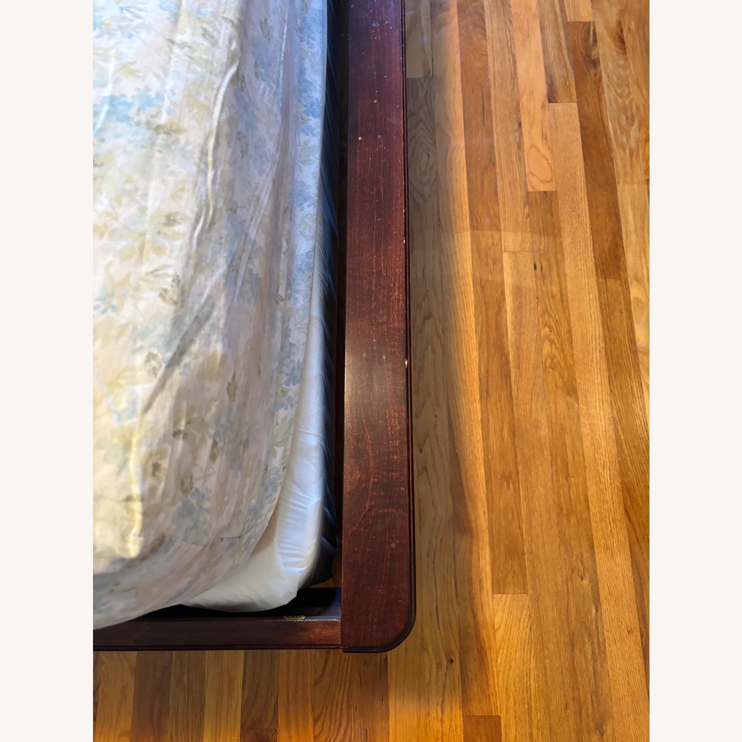 Raymour & Flanigan King Sleigh Bed - image-10