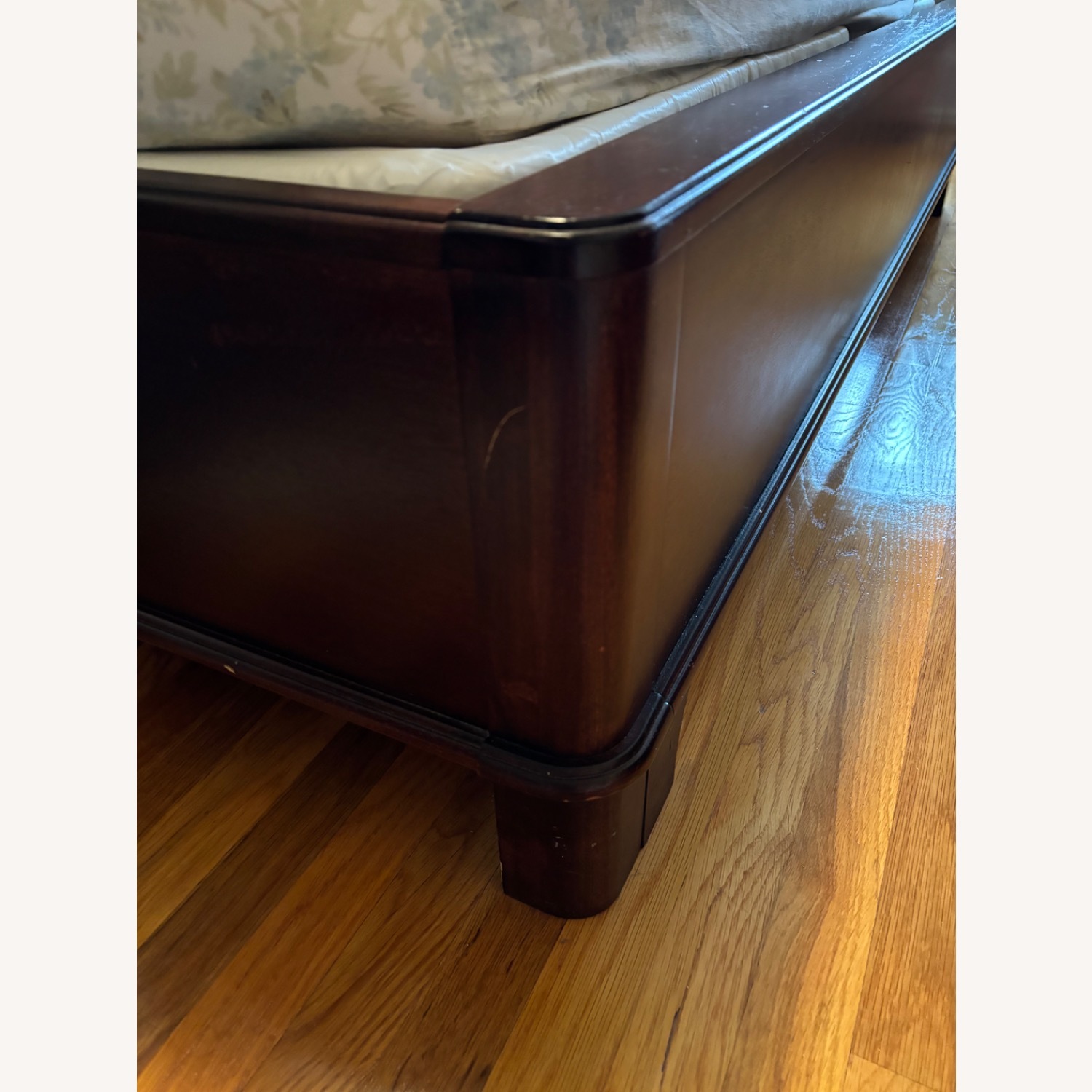 Raymour & Flanigan King Sleigh Bed - image-5