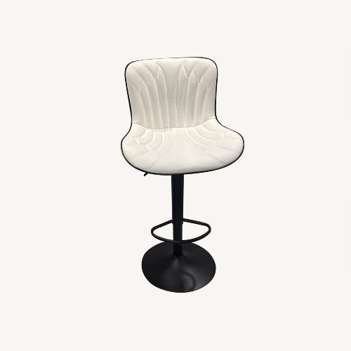 Used Bar Stools Set  for sale on AptDeco