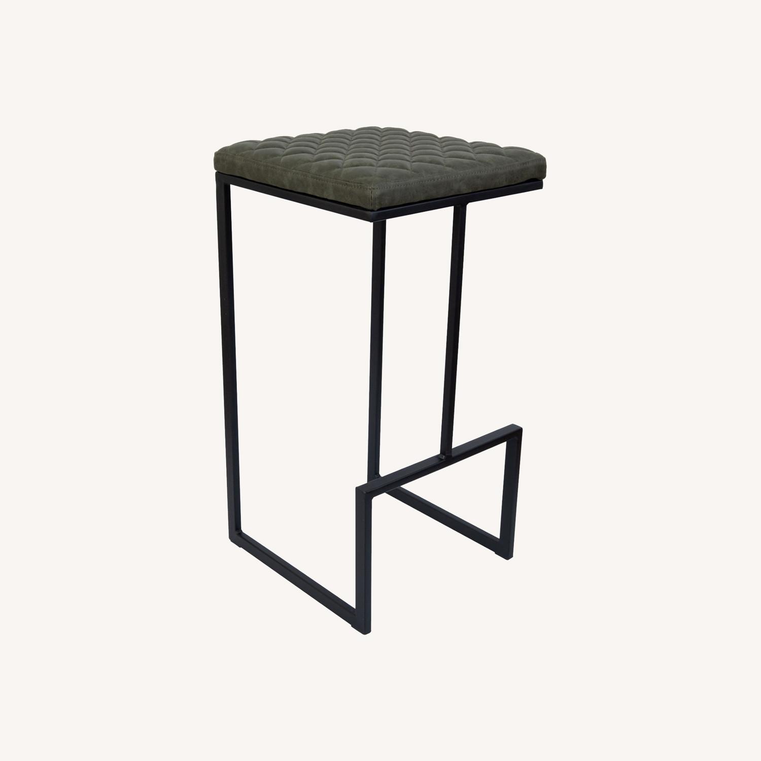 LeisureMod Quincy Green Leather Bar Stool in Metal - image-16