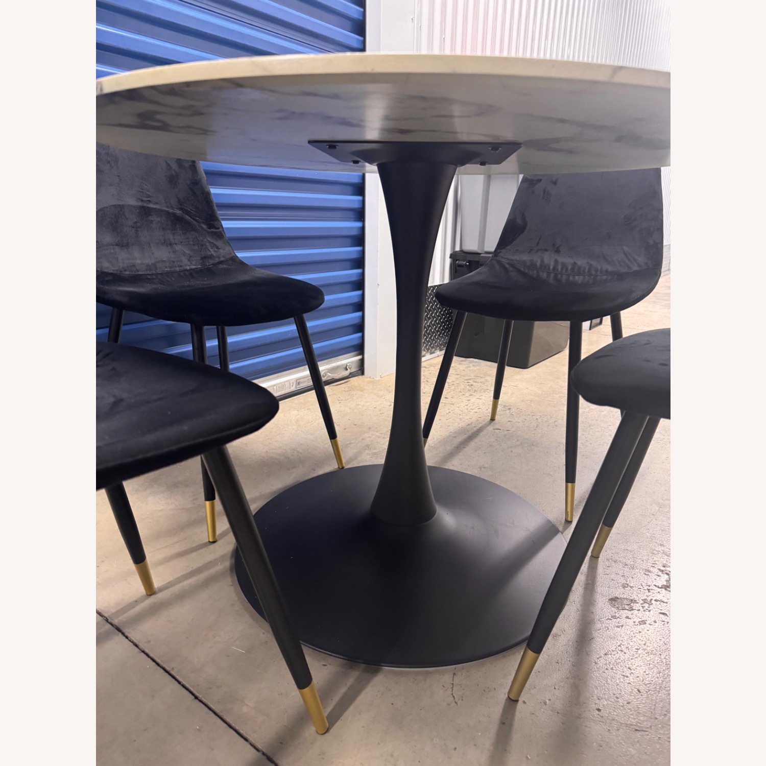 Kinslee Round Dinning Table W Chairs - image-4