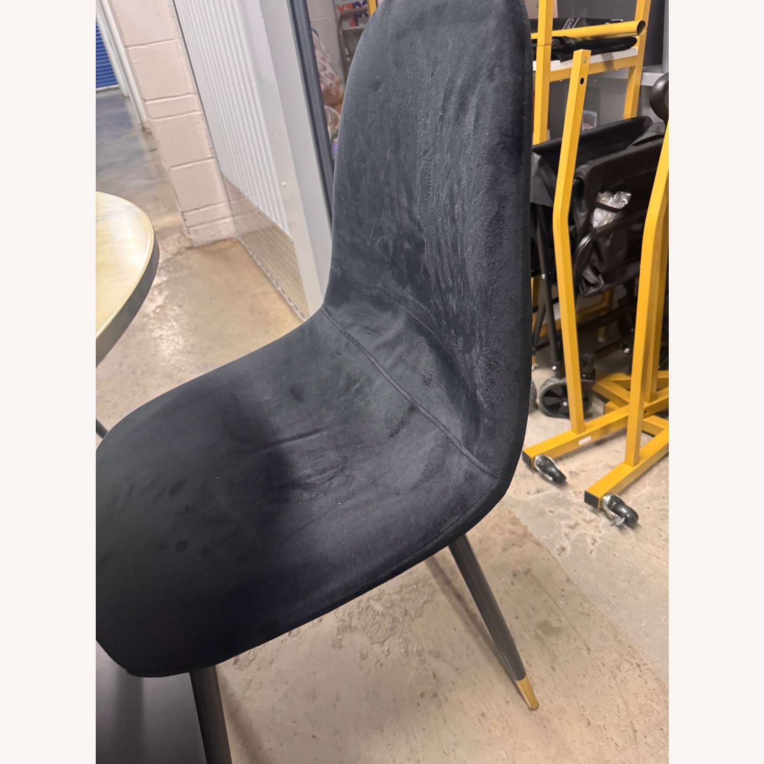 Kinslee Round Dinning Table W Chairs - image-3