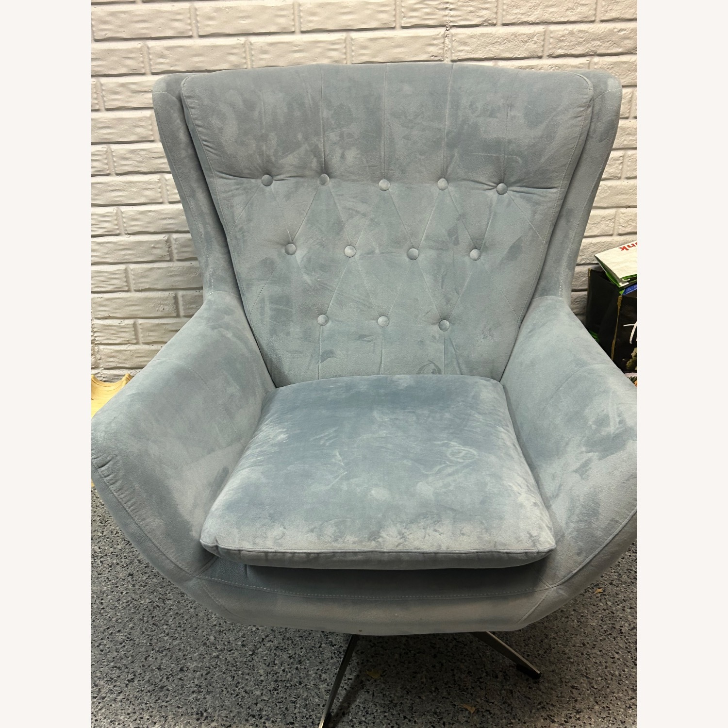 Wells Tufted Swivel Chair 31” - image-1