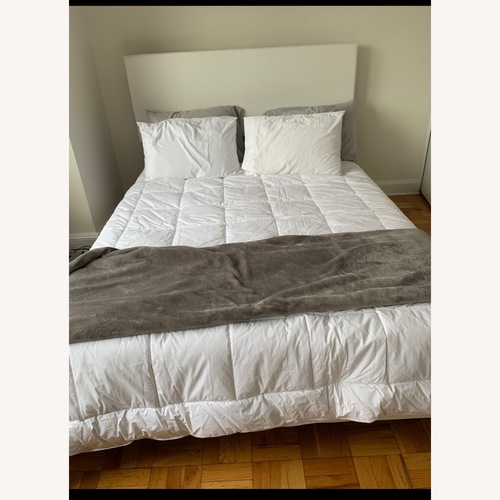 Used Wayfair White Low Profile Vesper Queen Bed for sale on AptDeco